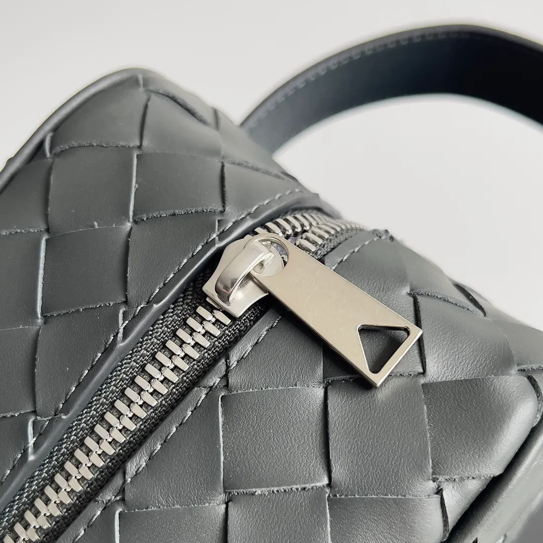 Batch 1260 BOTTEGA VENETA 2024 new INTRECCIATO classic toiletry bag, the choice of discerning people. The low-key luxury quality is the interpretation of its brand. If you like low-key BV, it is the first choice~~ Style number: 729295 Size: 26*13*10cm